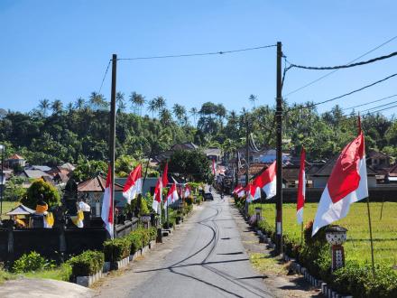 MENJELANG HUT RI KE-79 PEMERINTAH DESA TELAGA MELAKSANAKAN PEMASANGAN BENDERA MERAH PUTIH